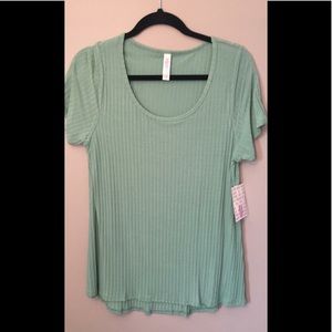 MEDIUM LULAROE CLASSIC T